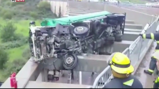 Operatiune de salvare filmata in Israel. Pompierii au coborat la sol un copil ramas suspendat pe un pod, dupa un accident