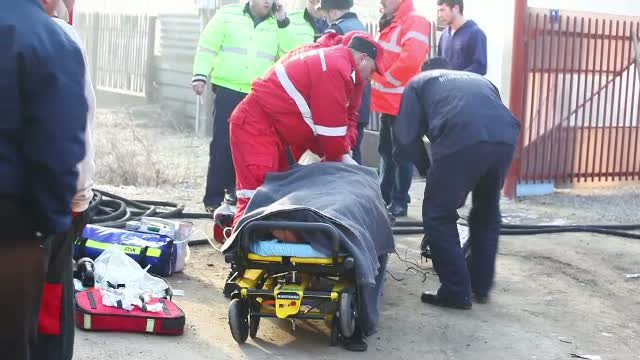 Si-a salvat copilul din incendiu si a intrat sa isi scoata si soacra. Din pacate, femeia a murit si ginerele e in stare grava