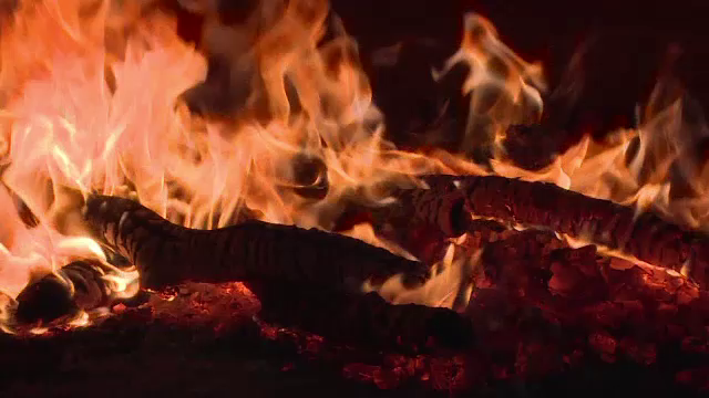 Femeie de 35 de ani din Cluj, in stare grava dupa ce a incercat sa aprinda focul in soba cu benzina