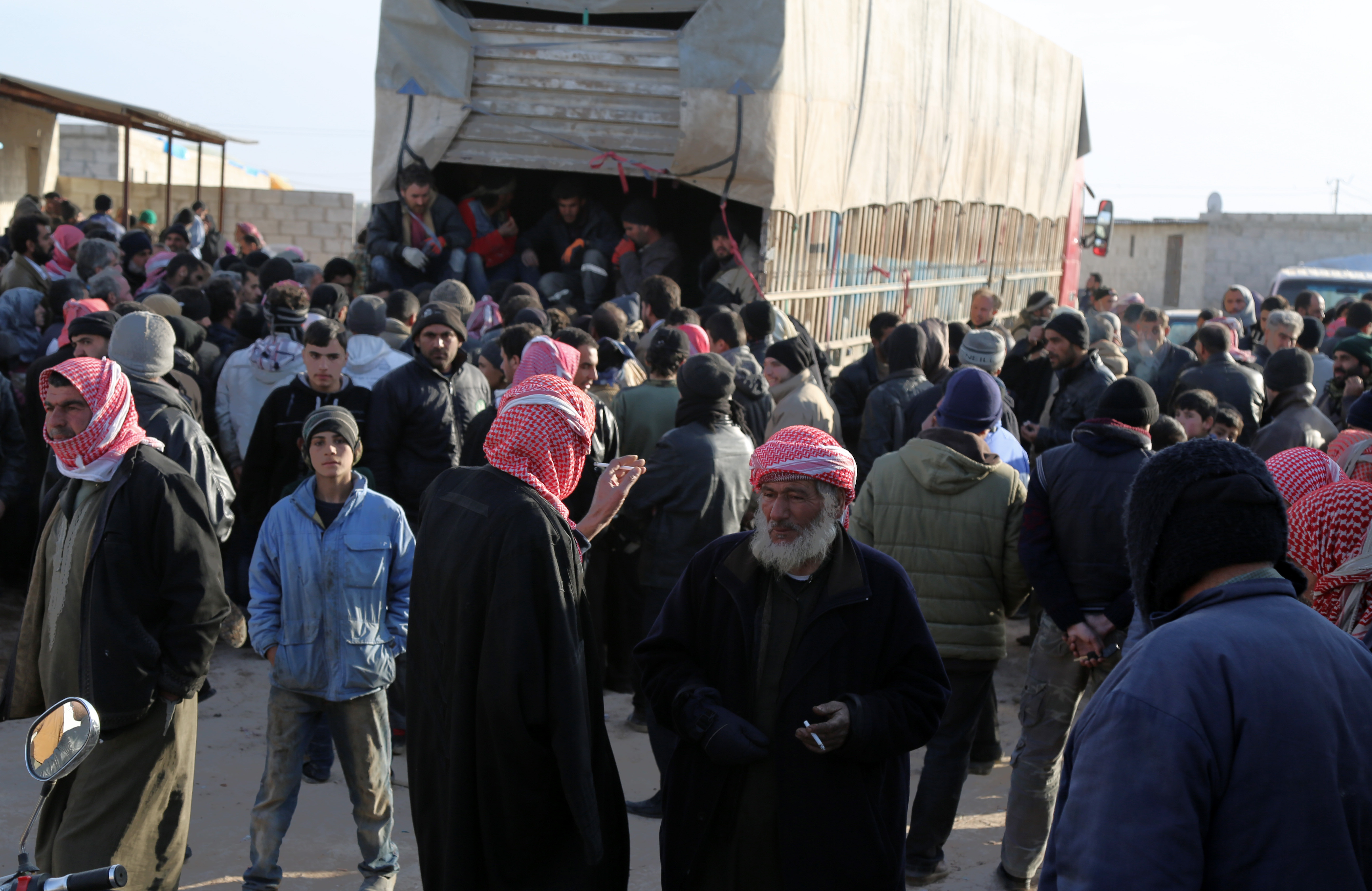 Taberele de refugiati din partea siriana a frontierei cu Turcia sunt arhipline. "Dorm si cate 20 in corturi"