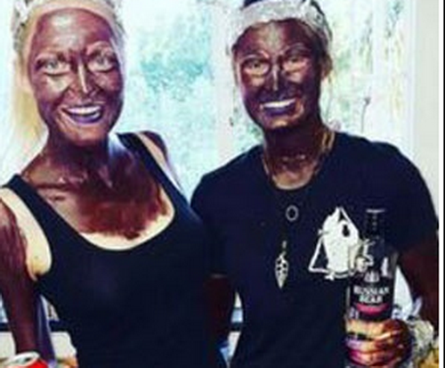 Doua studente din Africa de Sud au fost suspendate de la cursuri dupa ce au venit cu fetele vopsite in negru. Explicatia data