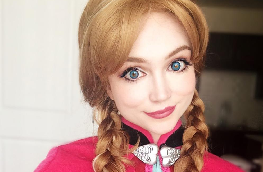 Vrea sa arate ca o printesa si a cheltuit 14.000 de dolari pentru asta. Cum arata in viata reala aceasta tanara din SUA