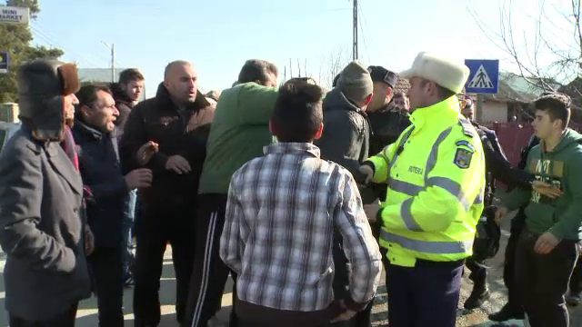 Revolta intr-o localitate de langa Buzau. 200 de persoane au protestat dupa ce satul lor a fost lasat fara transport in comun
