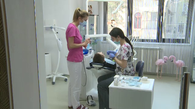 Generatia cu dintii stricati. Dulciurile, produsele fast-food si lipsa igienei au dus la o situatie ingrijoratoare in Romania