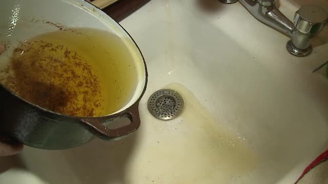 Efectul devastator pe care il are un litru de ulei aruncat in chiuveta. Ce puteti primi in schimb daca il colectati