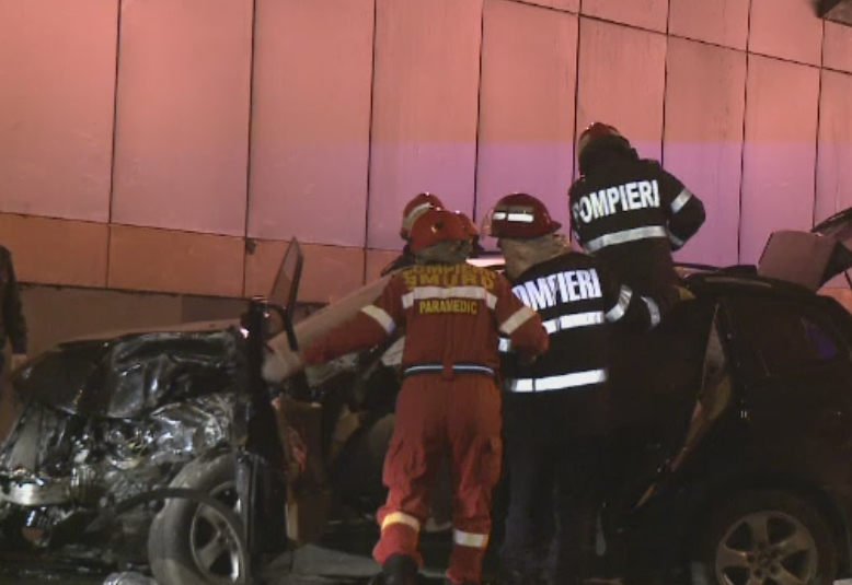 Grav accident in Pasajul Obor din Capitala. Doi tineri de 19 ani au intrat cu masina intr-un stalp de pe marginea soselei
