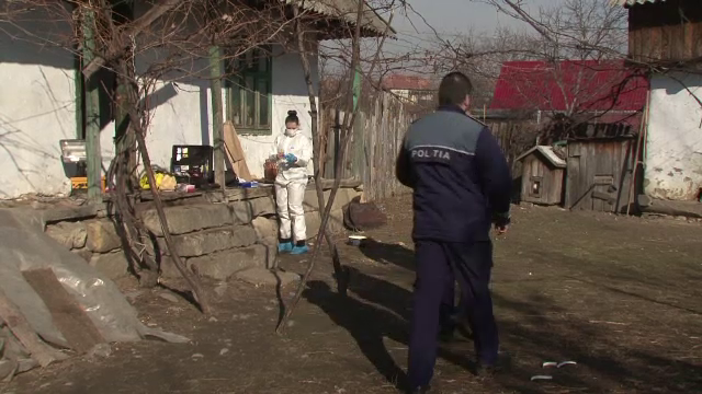 Moarte invaluita in mister in judetul Bacau. O batrana a fost gasita fara suflare si plina de sange in curtea casei