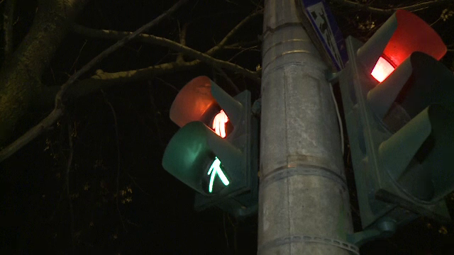 Doua semafoare defecte le-au dat batai de cap pietonilor dintr-o zona aglomerata a Capitalei. Situatia periculoasa creata