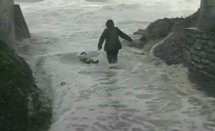 Imagini infricosatoare pe o plaja din Franta. Un batran a fost luat de valuri, iar sotia lui a intrat in apa sa il salveze