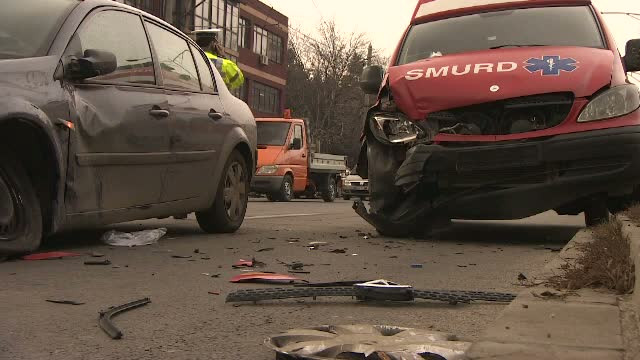 Echipaj SMURD, implicat intr-un accident in Capitala. Femeile din cealalta masina au fost ranite