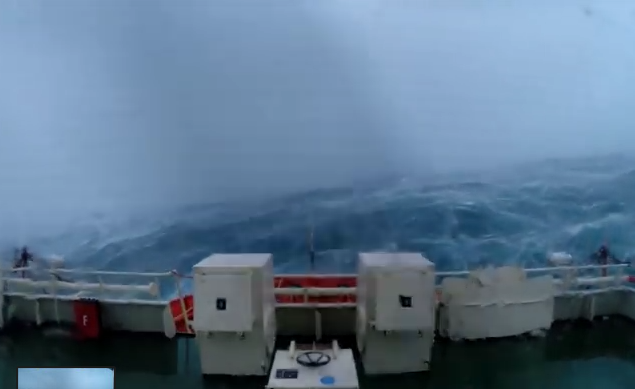 Momentul in care un vas este lovit din toate partile de valuri uriase, in timpul unei furtuni in Marea Nordului. VIDEO
