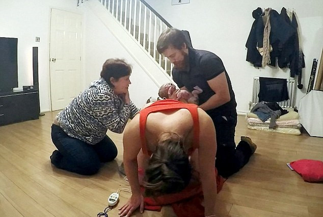 A intrat in travaliu in mijlocul noptii, asa ca a nascut de una singura acasa. Sotul ei a reusit sa filmeze momentul VIDEO