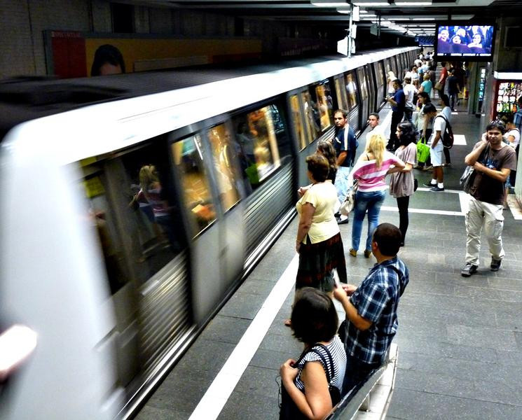Barbatul caruia i s-a facut rau in tren, la statia de metrou Timpuri Noi, a murit. Circulatia a fost reluata pe ambele fire