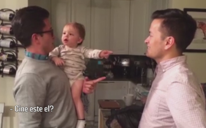 Confuzia unui baietel din SUA atunci cand il intalneste pentru prima data pe fratele geaman al tatalui sau