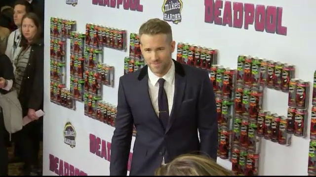 Actorul Ryan Reynolds, desemnat de revista People "cel mai sexy tatic in viata"