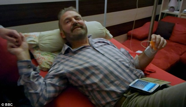 Momentul in care un britanic bolnav incurabil si-a pus capat vietii, intr-o clinica din Elvetia, difuzat de BBC. VIDEO