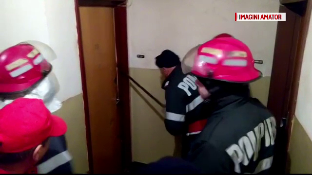 Doi batrani dusi la spital in stare grava. Sotii au fost gasiti lesinati in casa, dupa ce pompierii le-au spart usa