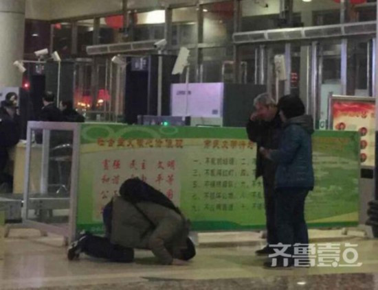 Moment emotionant intr-o gara din China. Motivul pentru care un barbat si-a cerut iertare in genunchi in fata parintilor