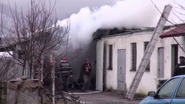 Un service auto din Baia Mare a fost distrus de un incendiu puternic. Proprietarul nu avea asigurare