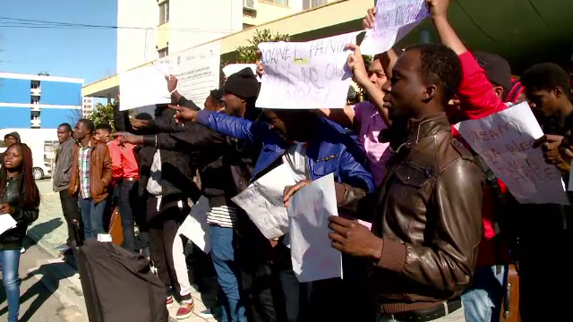 Revolta nigerienilor, la Constanta: zeci de studenti nemultumiti au iesit in strada cu bagajele