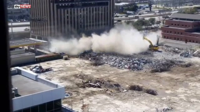 Momentul in care o cladire s-a prabusit chiar inainte sa fie demolata. Un muncitor a ramas prins sub daramaturi