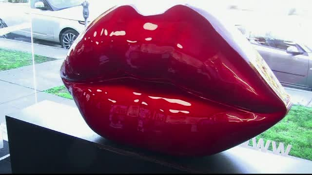 Cadouri extravagante pentru Ziua Indragostitilor. Pretul la care ajunge o pereche de buze uriase, dintr-o galerie de arta