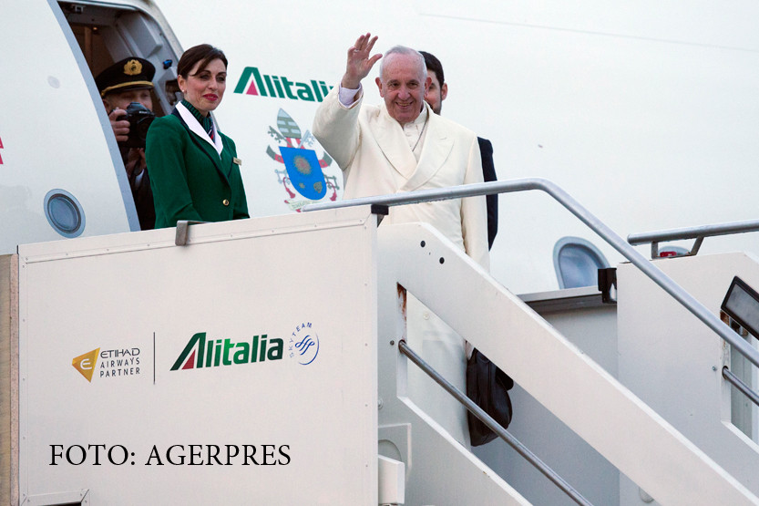 Papa Francisc urca in avion pentru a ajunge in Cuba