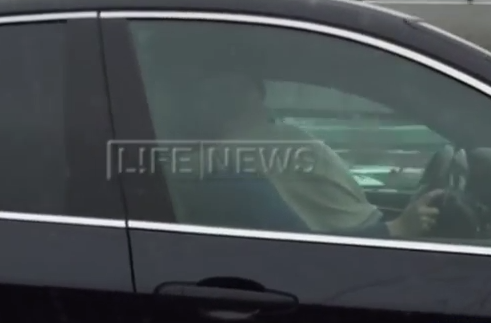 Imagini ingrijoratoare filmate in trafic. Ce facea acest barbat, cu iubita lui, in timp ce conducea cu 70 de km/h. VIDEO