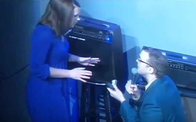 Un comediant a vrut sa ii faca o surpriza iubitei sale si a cerut-o de sotie, pe scena, in fata publicului. Reactia tinerei