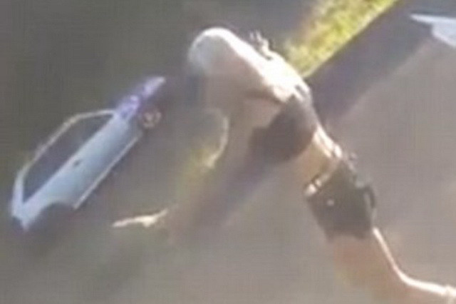 O blonda a iesit pe strada si a inceput sa danseze! Ce s-a intamplat cateva secunde mai tarziu