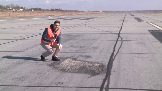 Nici avioanele nu scapa de gropi in Romania. Cum arata pista 2 de pe Otopeni, reparata in 2007 pe 3,5 milioane de euro