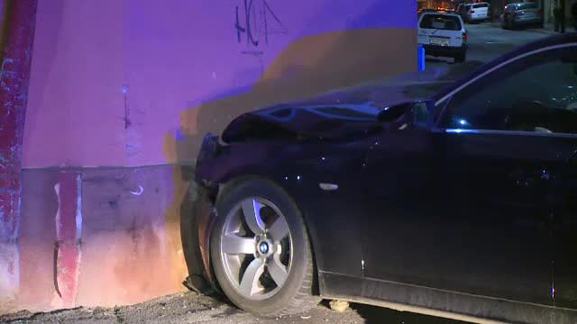 O masina a ajuns in peretele unei case dupa o ciocnire violenta in apropiere de dealul Mitropoliei din Capitala