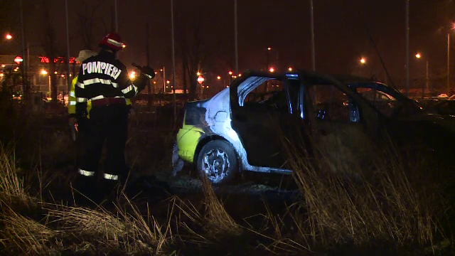 Trei oameni au ajuns la spital dupa ce taxiul in care se aflau a lovit un copac si a luat foc. Pasagerii, ajutati de martori