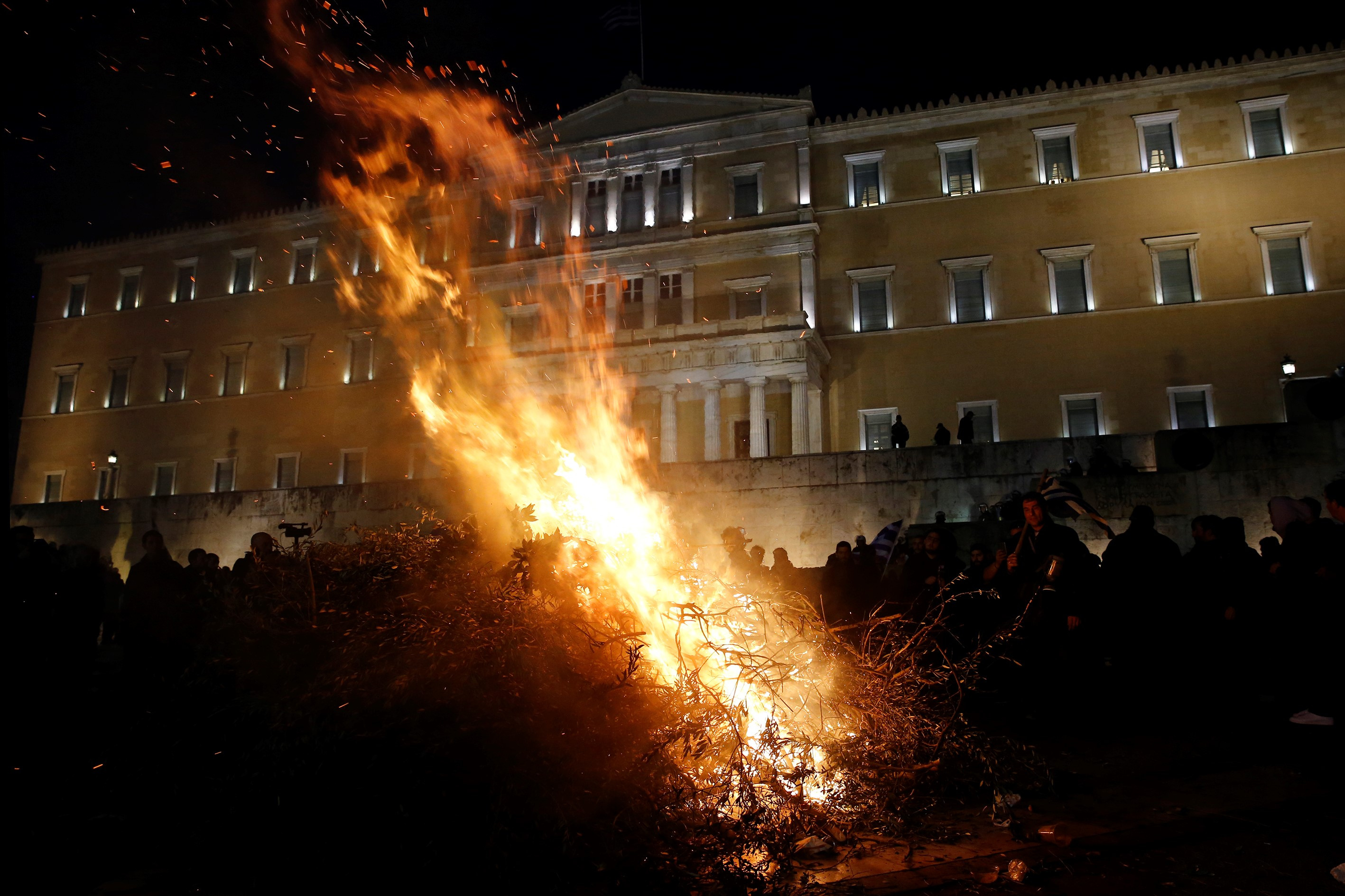 Scene ca dupa razboi pe strazile din Atena. Un protest al fermierilor s-a incheiat printr-o bataie cu jandarmii