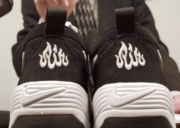 Ce se intampla daca incerci sa iti treci "Islam" pe ghetele personalizate de la Nike