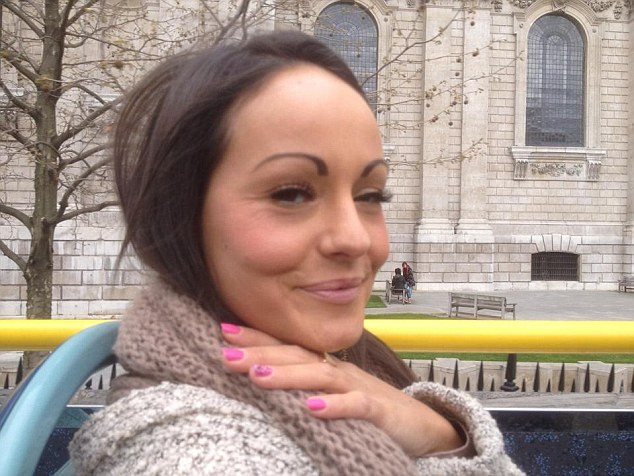 I-a spus iubitului ca are cancer ca sa faca rost de 14 mii de lire pentru operatii estetice. Ce pedeapsa a primit femeia