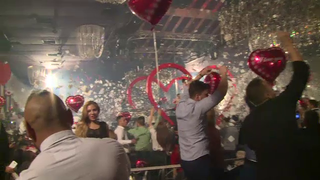 Valentine's Day. Doi romani au vrut sa isi ceara iubitele in casatorie in avion. Ce s-a intamplat insa in timpul zborului