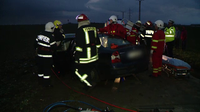 Doua masini s-au ciocnit violent pe un drum cu o singura banda din Timis. "Este unghiul mort aici, nimeni nu vede nimic"