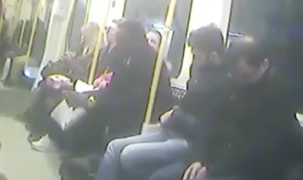 Experimentul unei femei insarcinate in metrou. Ce soc are atunci cand doreste sa se aseze pe scaun