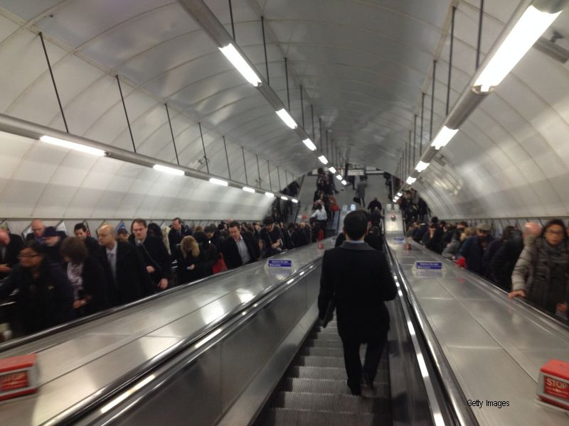 Pasagerii din tren s-au amuzat copios. Ce mesaj si-a pus pe frunte o femeie care a adormit pe scaun