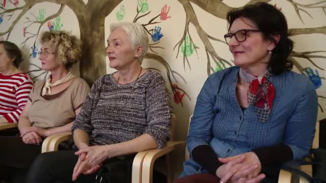 Locul unde bunicii invata cum sa stea cu cei mici. "Uita cum sa se joace normal si nu cred ca e tocmai bine"