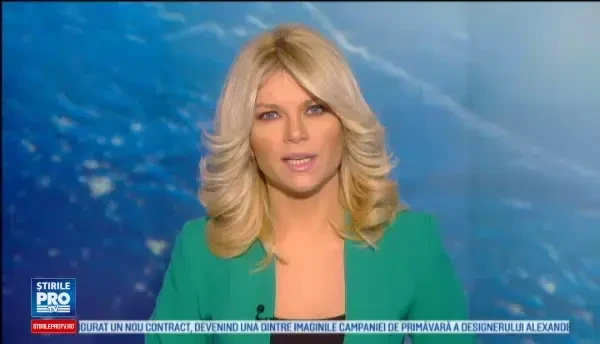 Doua masini s-au ciocnit violent pe un drum din Timis. Pompierii s-au chinuit sa elibereze un sofer blocat in vehicul