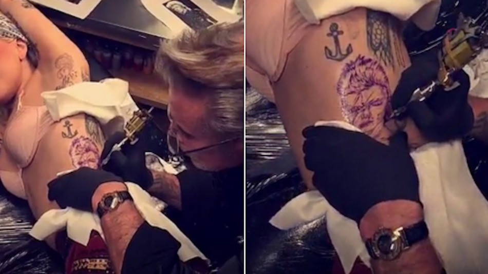 "Aceasta este imaginea care mi-a schimbat viata". Lady Gaga si-a tatuat chipul lui David Bowie pe abdomen