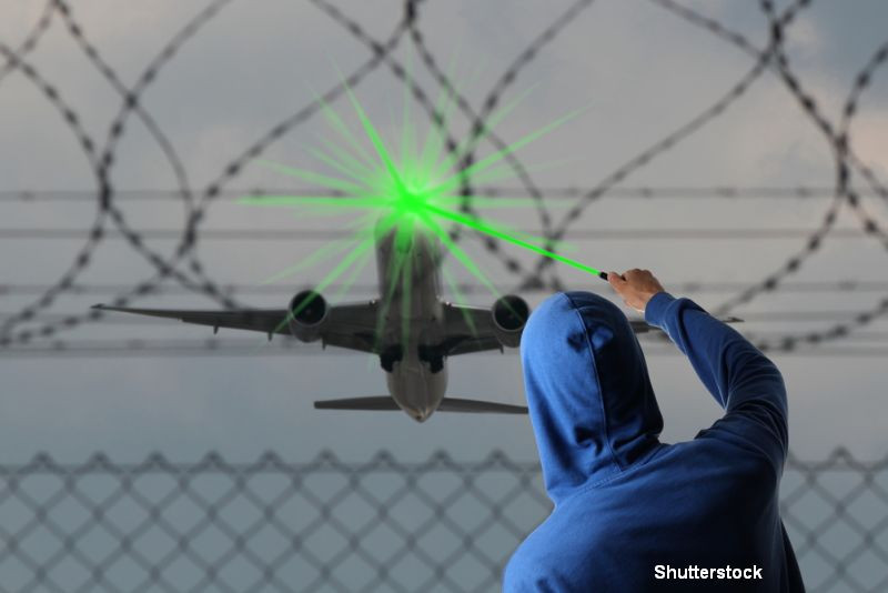 A indreptat un laser spre pilotii unui avion. Ce a urmat