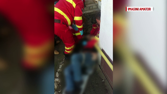 A cazut de la etajul 4 incercand sa intre in apartament prin balcon. Barbatul e in stare grava