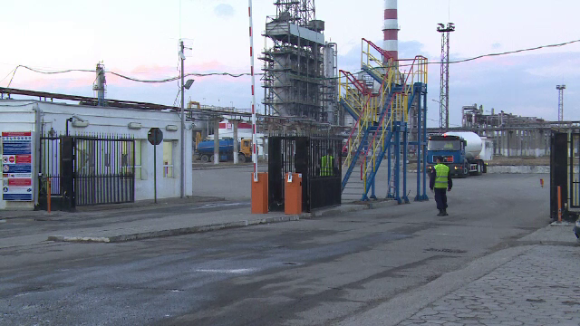 Incident grav la o rafinarie din Ploiesti. Un muncitor a fost strivit de o macara si a ajuns la spital cu leziuni severe