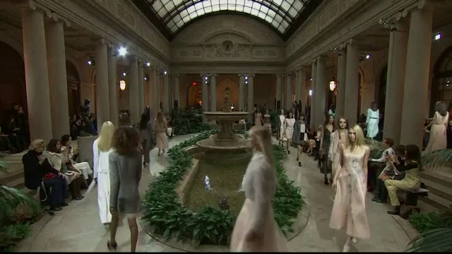 Broderii 3D la saptamana modei de la New York. Ce combinatii a prezentat Carolina Herrera pentru toamna acestui an