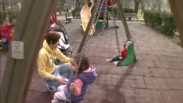 6 din 10 femei se intorc la munca inainte de prima aniversare a copilului. Solutii pentru a creste indemnizatiile primite