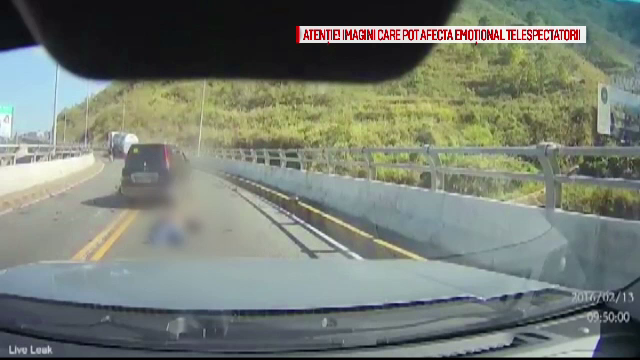 Accident filmat: Un motociclist este spulberat de o masina angajata intr-o depasire in curba si pe linie continua