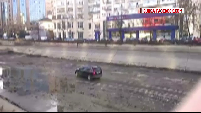 Imagini fabuloase filmate pe Dambovita. Satul de trafic, un sofer a gasit o "scurtatura" prin namolul din albia raului